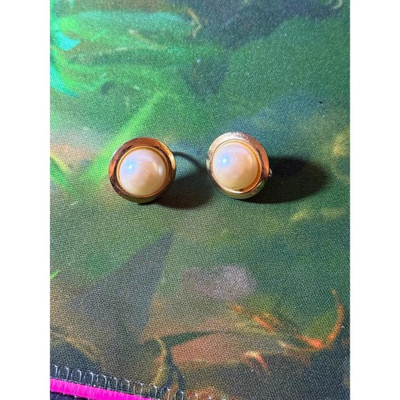 Jewelry - Vintage Gold Tone Faux Pearl Button Clip On Earrings Classic Jewelry